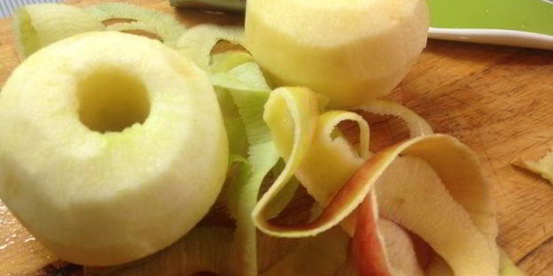 вегетарианские сосиски с квашеной капустой на лепешке из кабачков с яблочно-морковным пюре