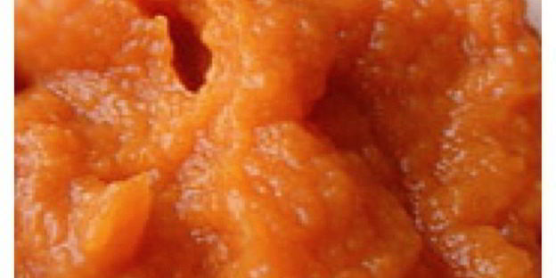 вегетарианские сосиски с квашеной капустой на лепешке из кабачков с яблочно-морковным пюре