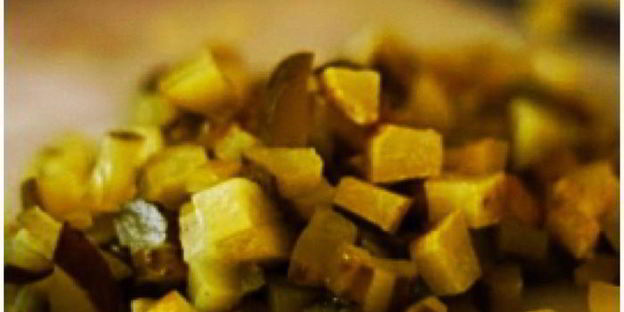 вегетарианские сосиски с квашеной капустой на лепешке из кабачков с яблочно-морковным пюре