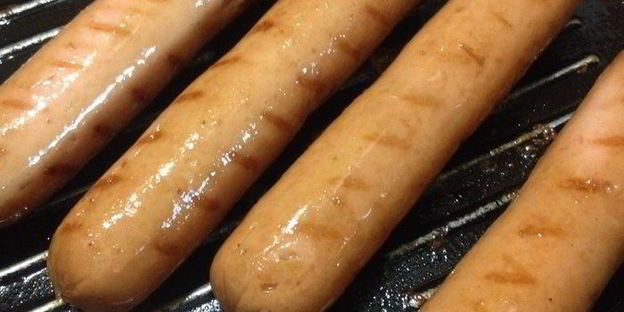 вегетарианские сосиски с квашеной капустой на лепешке из кабачков с яблочно-морковным пюре