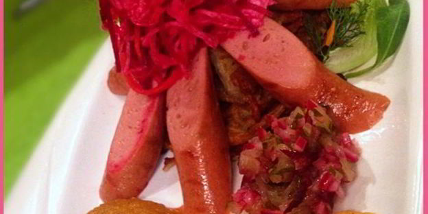 вегетарианские сосиски с квашеной капустой на лепешке из кабачков с яблочно-морковным пюре