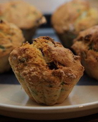 Кукурузные маффины с зеленым луком и чили