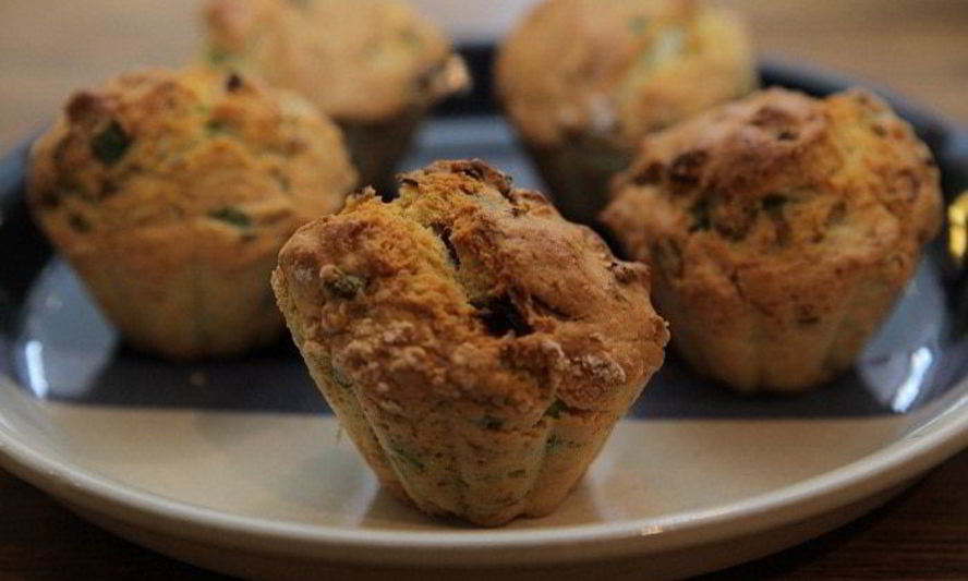 Рецепт кукурузных маффинов с зеленым луком и чили