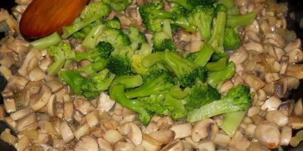 куриные маффины с брокколи и грибами