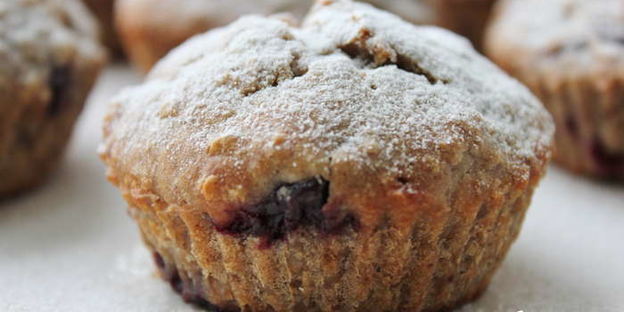 маффины на гречневых хлопьях с вишней