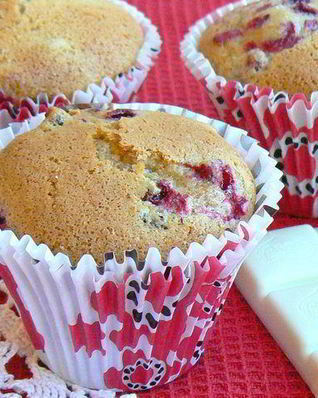 Маффины с брусникой и белым шоколадом