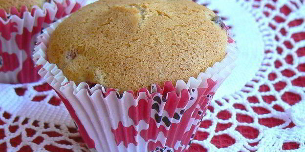 маффины с брусникой и белым шоколадом