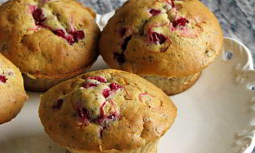 Рецепт маффинов с красной смородиной и маком