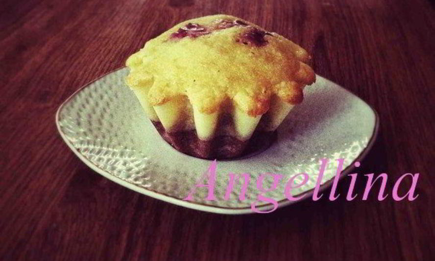 Рецепт маффинов с малиной под соусом из маскарпоне