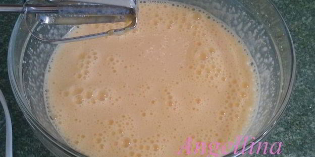 маффины с малиной под соусом из маскарпоне