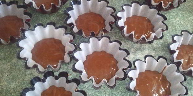 маффины с малиной под соусом из маскарпоне