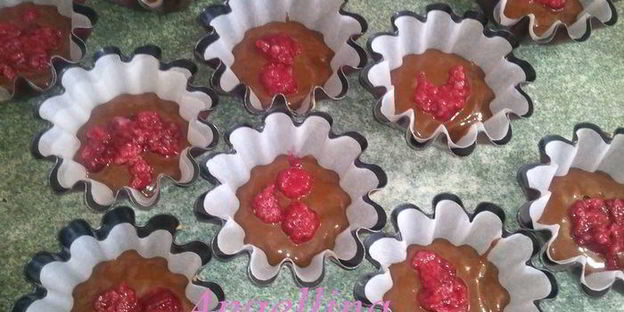 маффины с малиной под соусом из маскарпоне