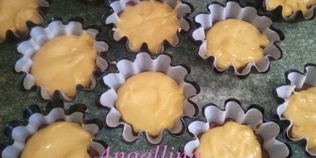 маффины с малиной под соусом из маскарпоне