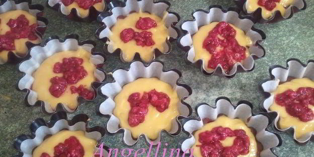 маффины с малиной под соусом из маскарпоне