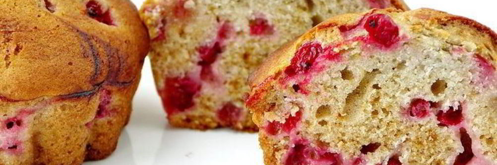 Маффины с малиновым сиропом и красной смородиной