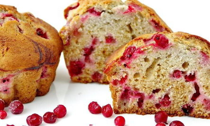 Рецепт маффинов с малиновым сиропом и красной смородиной