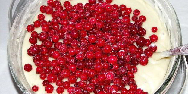 маффины с малиновым сиропом и красной смородиной