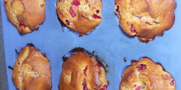 маффины с малиновым сиропом и красной смородиной