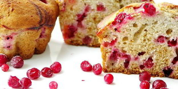 маффины с малиновым сиропом и красной смородиной