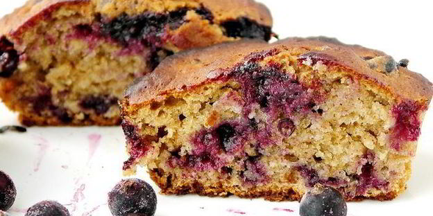 маффины с малиновым сиропом и красной смородиной