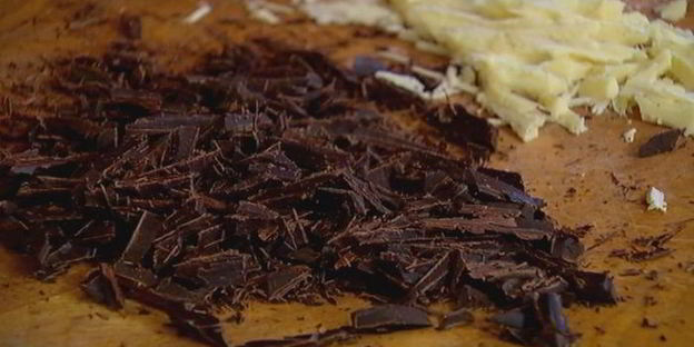 маффины с шоколадом и вяленой вишней