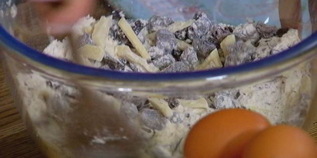 маффины с шоколадом и вяленой вишней