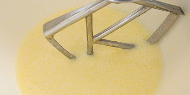 несладкие маффины с оливками и беконом