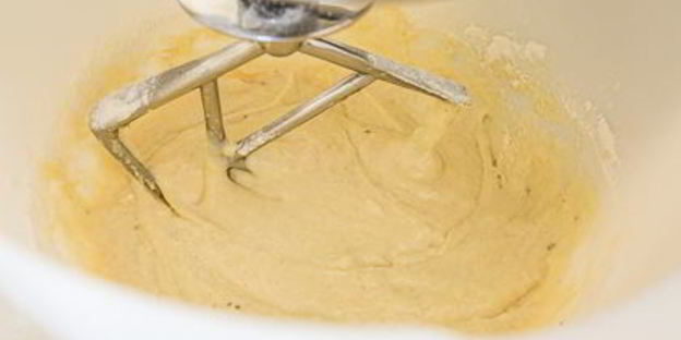 несладкие маффины с оливками и беконом