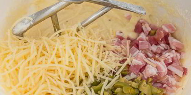 несладкие маффины с оливками и беконом