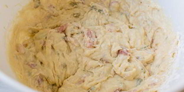 несладкие маффины с оливками и беконом