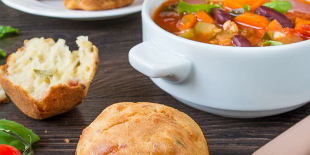 несладкие маффины с оливками и беконом