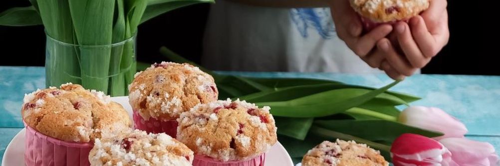 Нежные маффины с ягодами и сахарной корочкой