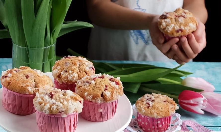 Рецепт нежных маффинов с ягодами и сахарной корочкой