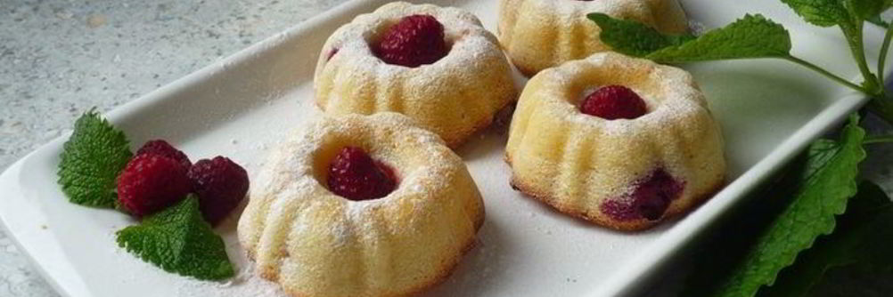 Нежные манные маффины с малиной