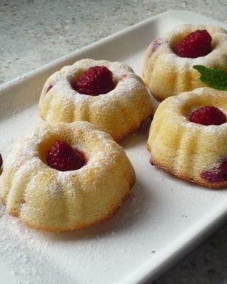 Нежные манные маффины с малиной