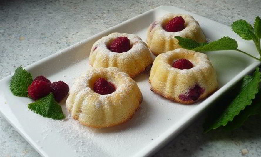 Рецепт нежных манных маффинов с малиной