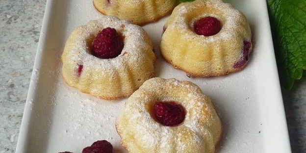 нежные манные маффины с малиной