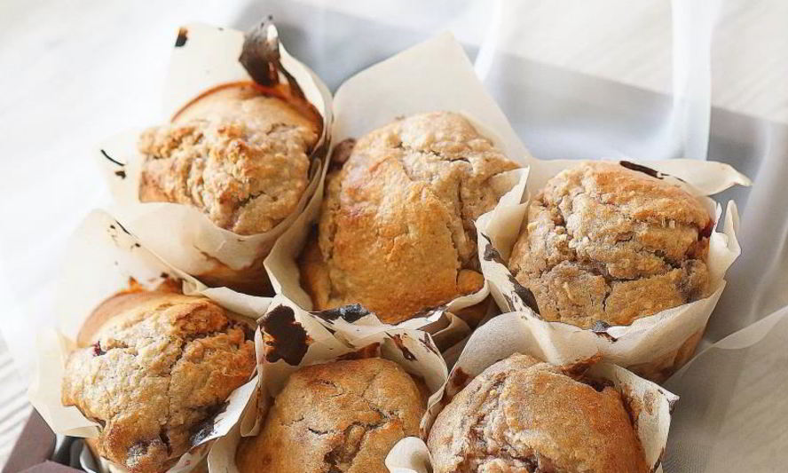 Рецепт овсяных маффинов с вишней и кокосом