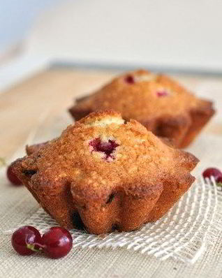 Постные овсяные маффины с красной смородиной