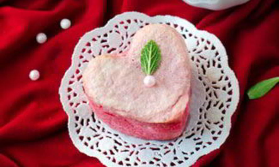 Рецепт розовых маффинов на белках с начинкой из пудинга