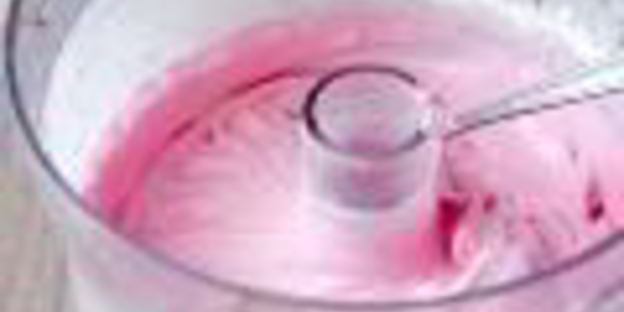 розовые маффины на белках с начинкой из пудинга