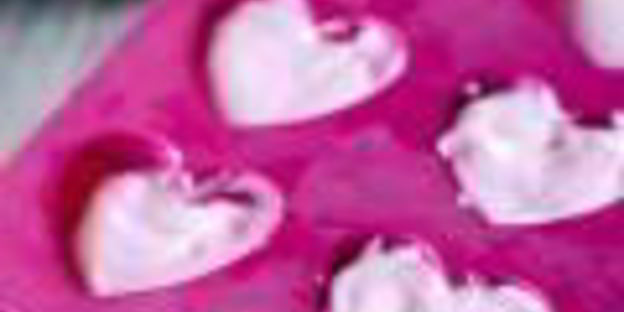 розовые маффины на белках с начинкой из пудинга