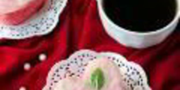 розовые маффины на белках с начинкой из пудинга