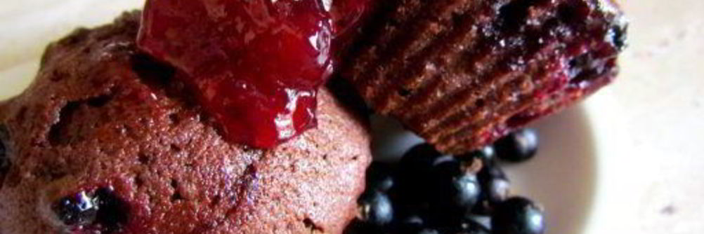 Шоколадные маффины с черной смородиной