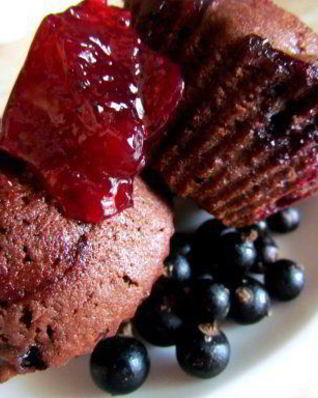 Шоколадные маффины с черной смородиной