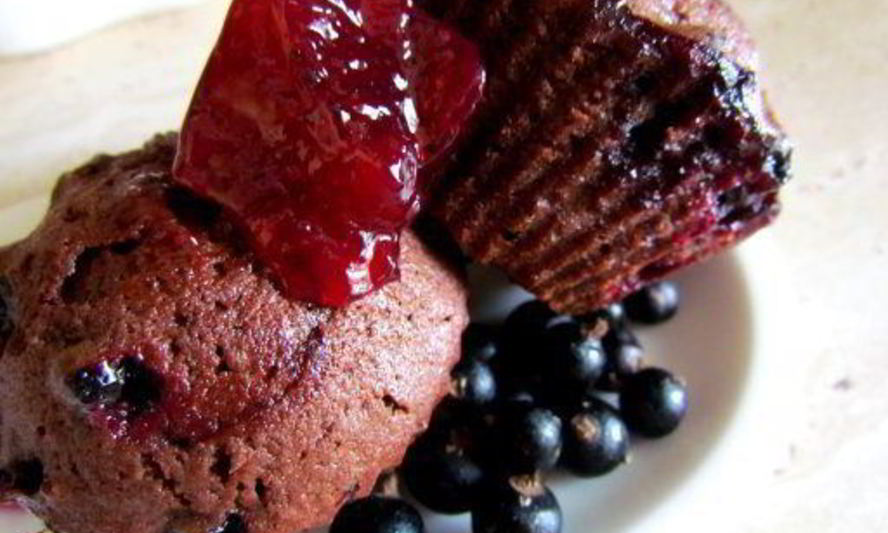 Рецепт шоколадных маффинов с черной смородиной