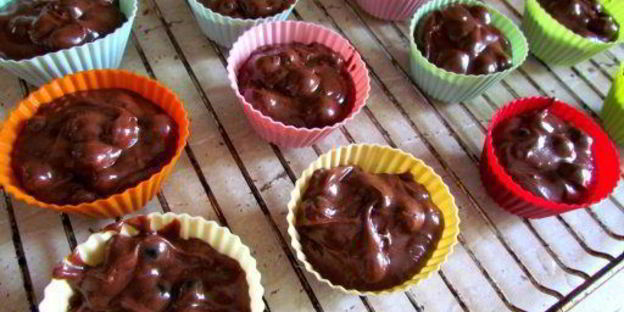 шоколадные маффины с черной смородиной