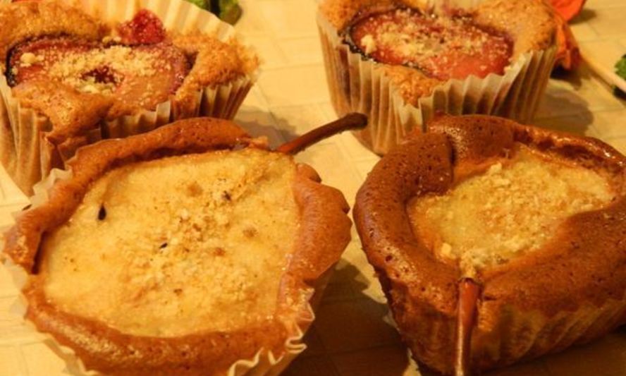 Рецепт шоколадных маффинов с половинками груш и слив