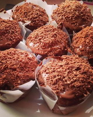 Шоколадные маффины с шоколадной крошкой и орехами