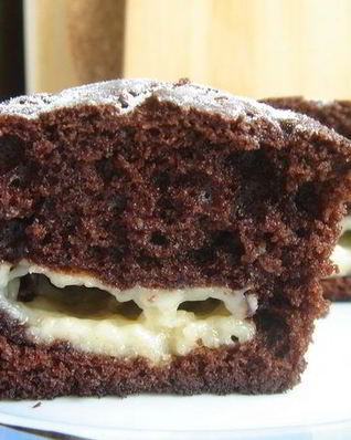 Шоколадные маффины с заварным кремом